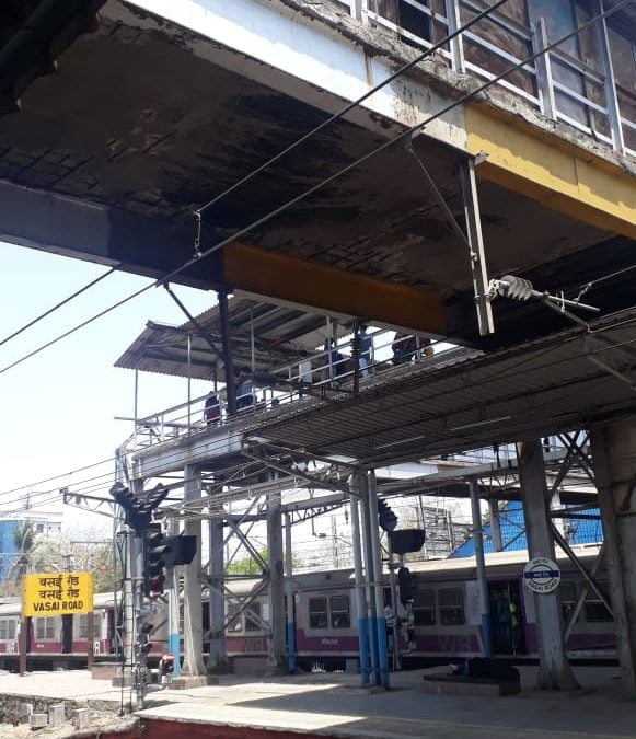 वसई रेल्वे पूल धोकादायक, प्रशासनाचे दुर्लक्ष.