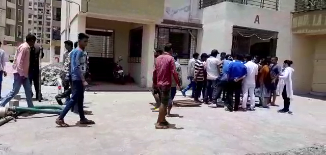 सेफ्टी टँक साफ करण्यासाठी उतरलेल्या तीन मजुरांचा विषारी वायुमुळे गुदमरून मृत्यू.बिल्डर सुपरवायझर वर गुन्हा दाखल.