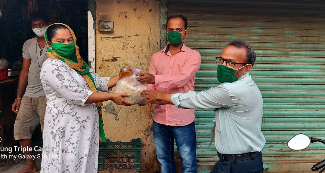 वाल्मिकी धर्म समाजच्या वतीने २५० नागरिकांना जीवनावश्यक वस्तूंची मदत. नॅशनल युनियन ऑफ जर्नालिस्टस् महाराष्ट्रचा पुढाकार.