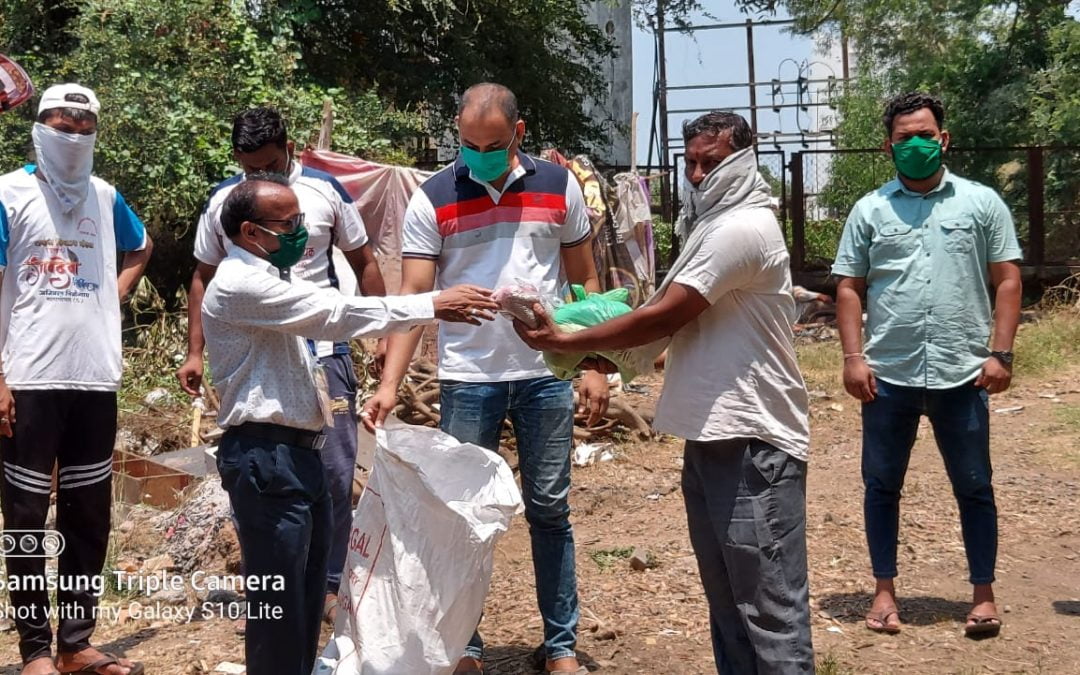 नालासोपाऱ्यातील  त्या मजुरांना  सिद्धार्थ ठाकूर यांंची मदत एन यु जे एम च्या आवाहनाला ठाकुरांचा प्रतिसाद!