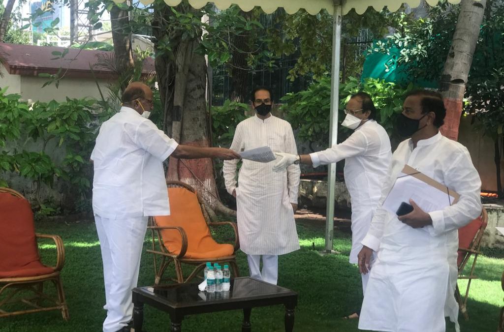 शरद पवारांनी घेतली मुख्यमंत्री आणि उपमुख्यमंत्री यांची भेट…  कोकणातील ‘निसर्ग’ चक्रीवादळाने झालेल्या नुकसानीची दिली माहिती ;फळबागांच्या पुनरुज्जीवनासाठी स्पेशल पॅकेज जाहीर करण्याची निकड… सरकारने तात्काळ उपाययोजना करण्याबाबत केल्या सूचना.