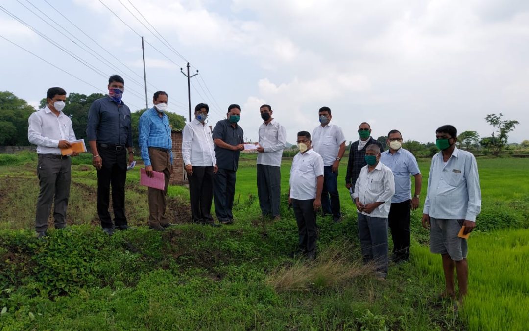 शेताच्या बांधावर जाऊन टीडीसी बँकेचे कर्ज वाटप.