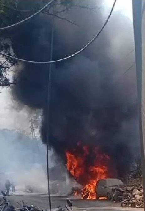 वालीव पोलीस ठाण्यासमोरील जप्त वाहने ३५ वाहने भस्मसात, जप्त वाहनांचा मुदा ऐरणीवर. वाहनांचा लिलाव करण्याची गरज