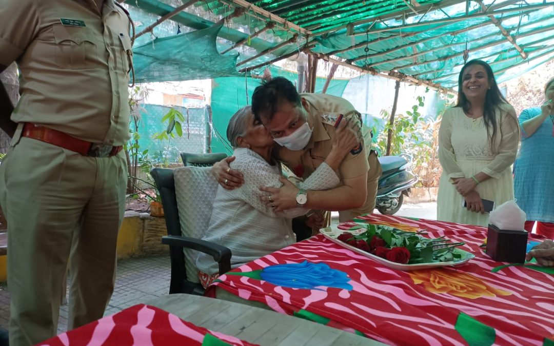 खाकी वर्दितली दर्दी, वृद्धाश्रमातील आई …. म्हणाली माझा बबन आला.  -वसंत लब्दे
