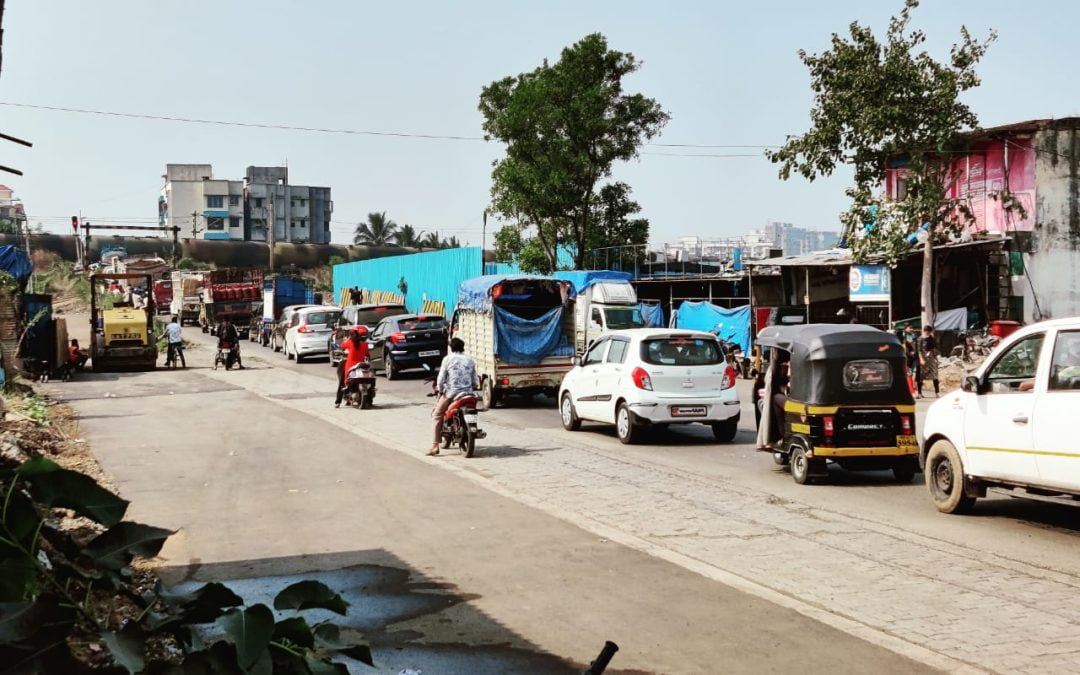 उड्डाणपुलाच्या कामाने वाहतूक कोंडीचे विघ्न ; भुयारीमार्ग तयार करण्याची नागरिकांची मागणी.